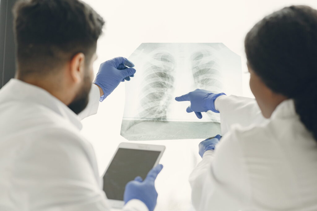 making diagnosis team task doctors looking patient s x ray (1) (1)